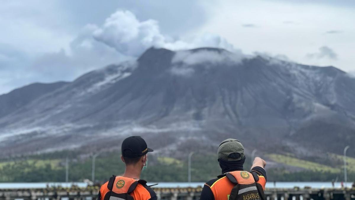 Video: el volcán indonesio Ruang vuelve a entrar en erupción con una nube de 5.000 metros