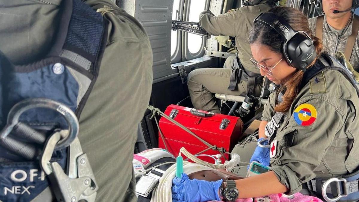 Hava Kuvvetleri hamile küçük çocuğu Urrao'dan Medellín'e nakletti