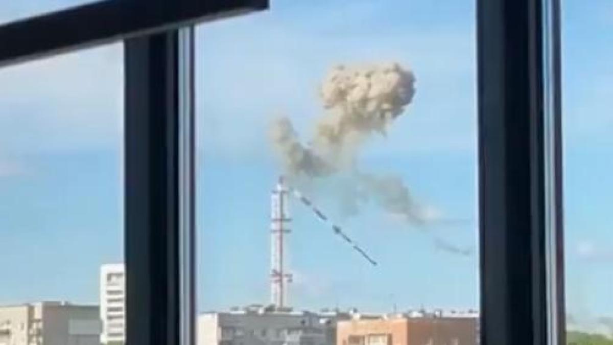 Video: momento en el que Rusia destruye torre de televisión en Ucrania durante un bombardeo