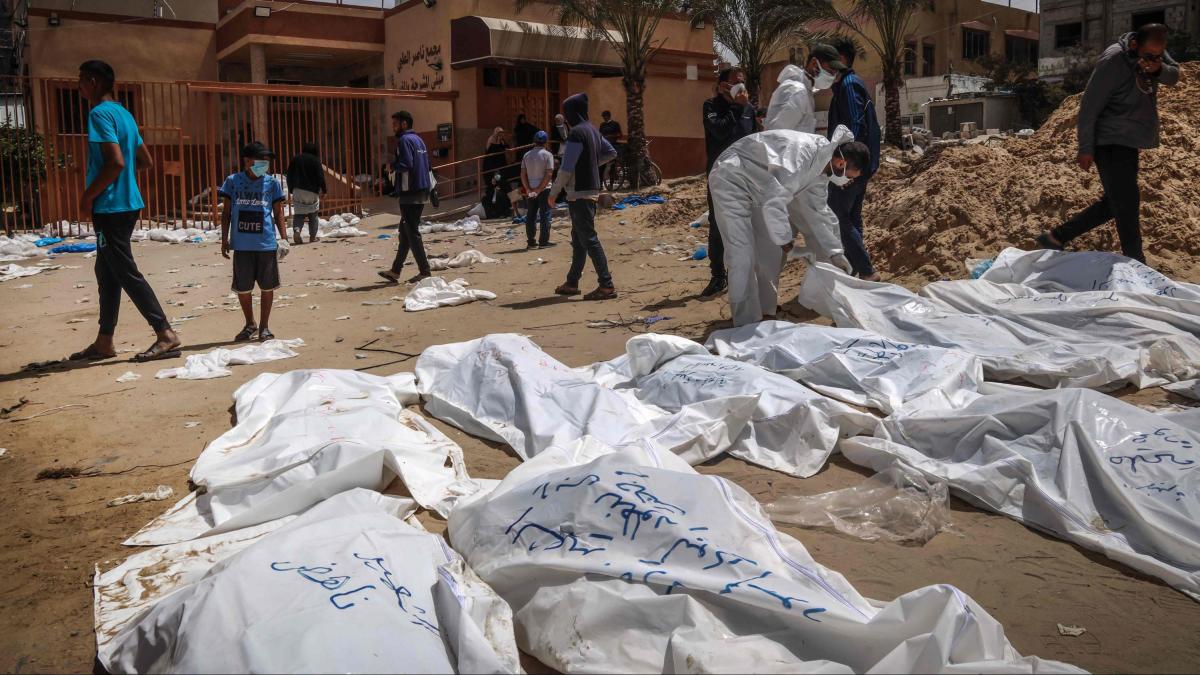 Israel dice que exhumó ‘con prudencia’ los cuerpos de palestinos y niega haberlos enterrado en fosas comunes