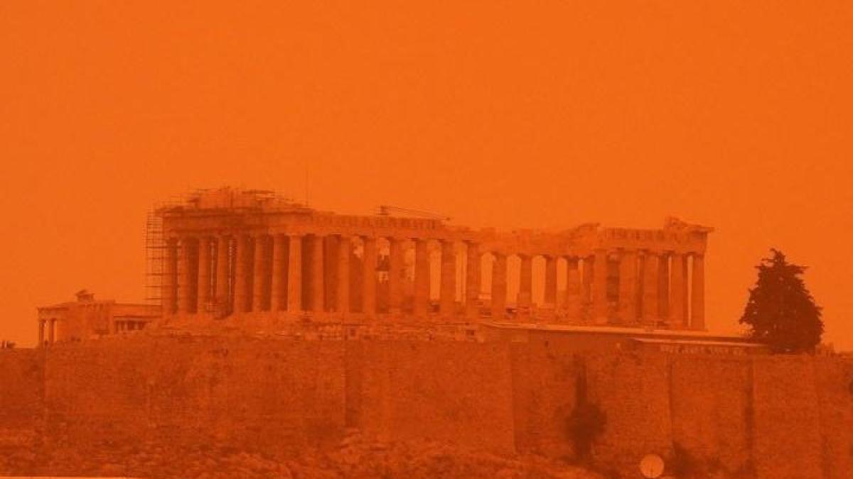 En video: una tormenta de arena del desierto del Sáhara tiñe de naranja el cielo de Atenas, en Grecia