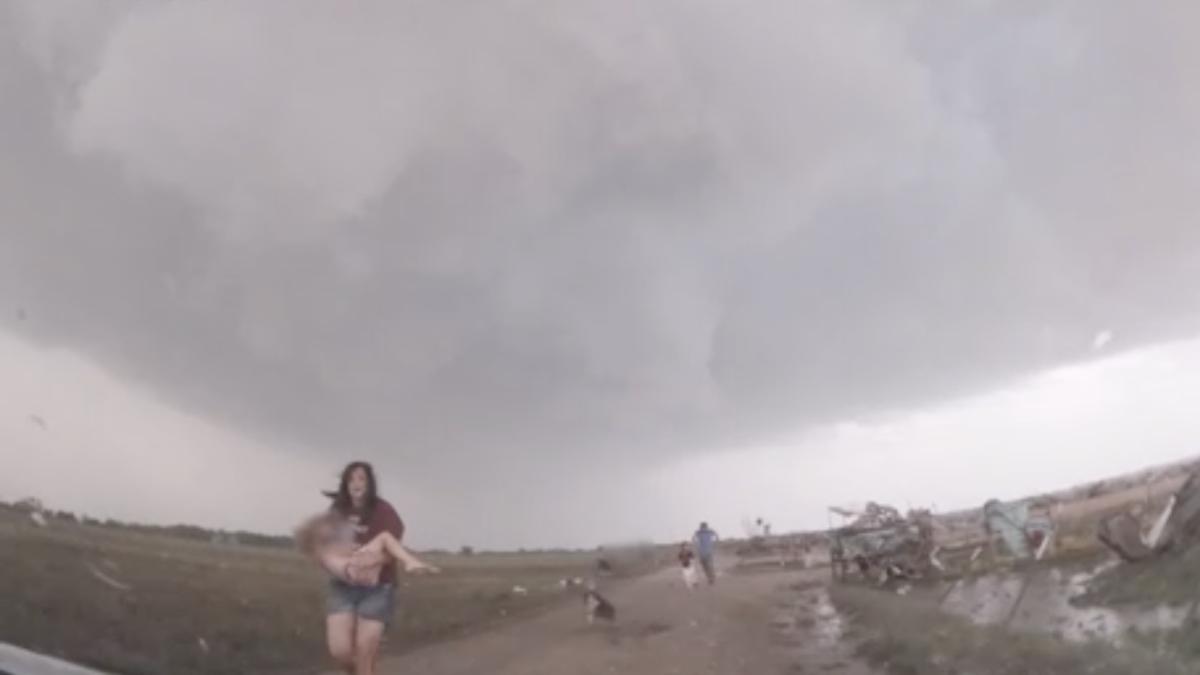 Texas: cazatormentas se cruzó con una familia que sobrevivió al tornado, ‘Hay gente’