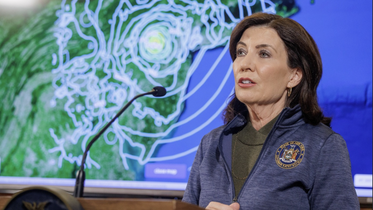El anuncio de Hochul que cambia las reglas para menores de 55 años en Nueva York