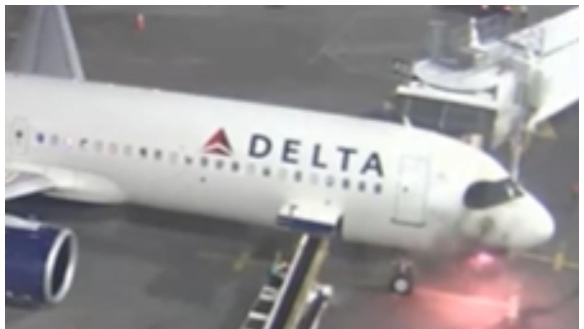 Video: angustiante momento vivieron pasajeros de un avión de Delta tras aterrizar en Seattle, EE. UU.