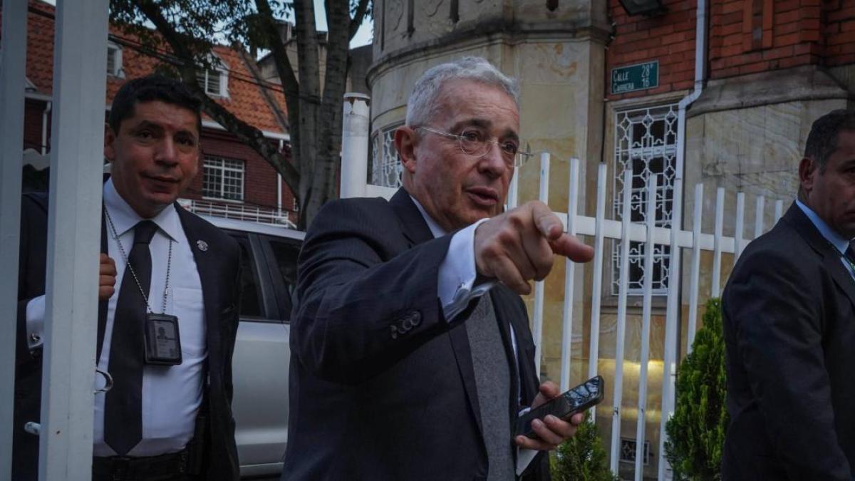 Yüksek Mahkeme, Álvaro Uribe Vélez'i nüfuz ticareti suçundan soruşturmaktan kaçındı