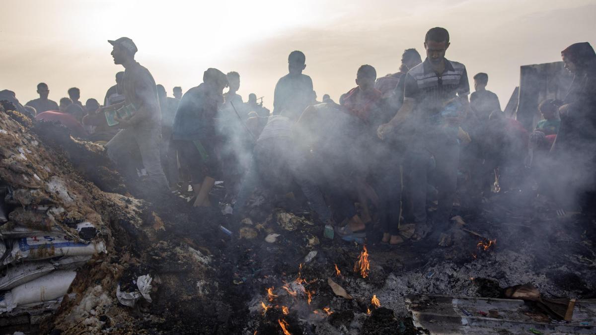 ‘Las personas fueron carbonizadas’: así relata un palestino el bombardeado israelí a un campo de desplazados de Rafah
