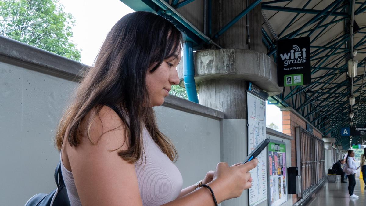 A ve B hatlarındaki istasyonlarda ücretsiz Wi-Fi hizmeti verilmektedir.