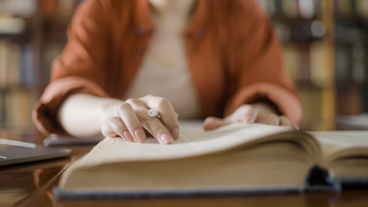 Rae explica si es 'en base' o 'con base': vea la forma correcta de pronunciarlo