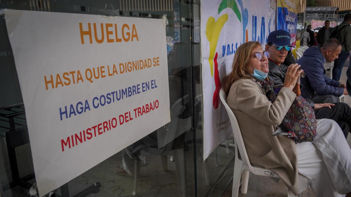 Sindicatos aseguran que el Ministerio del Trabajo está 'reteneniendo los salarios a los trabajadores'