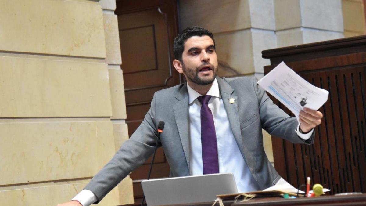 Representante Hernán Cadavid le pide al presidente Petro que aclare su agenda del fin de semana ante versiones de que estaba en Cartagena a pesar de incapacidad
