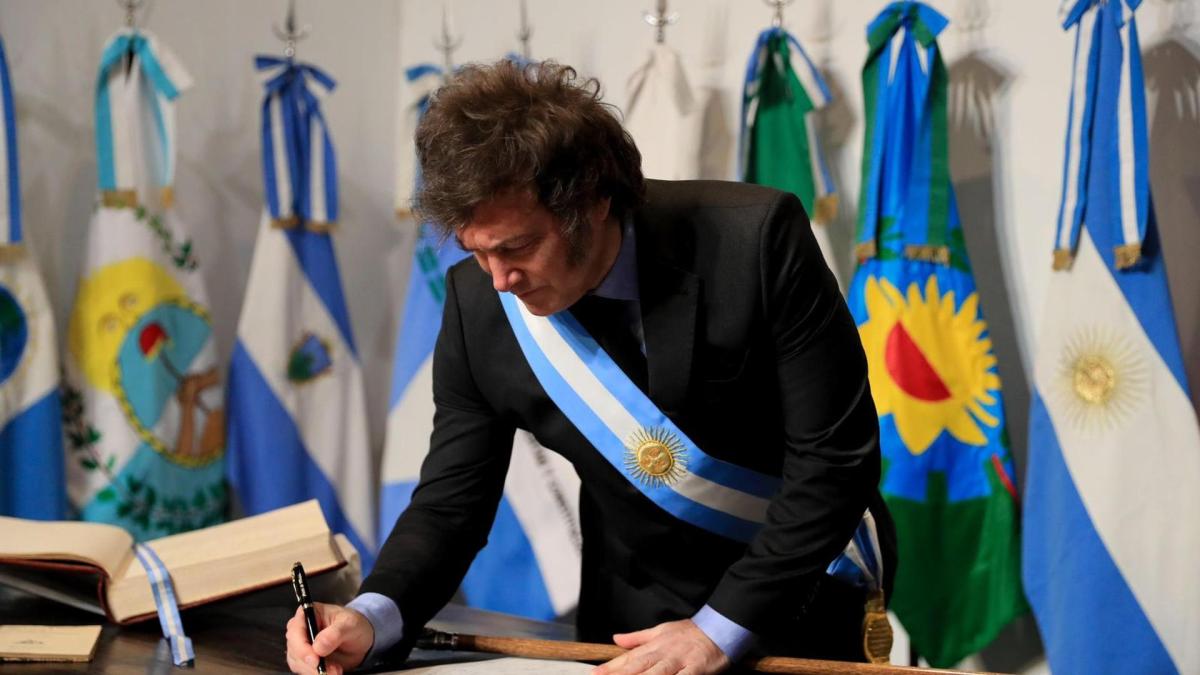 Gobierno de Javier Milei cierra empresa estatal de ferrocarriles y despide a casi 1.400 empleados como parte de su programa de reducción del gasto público