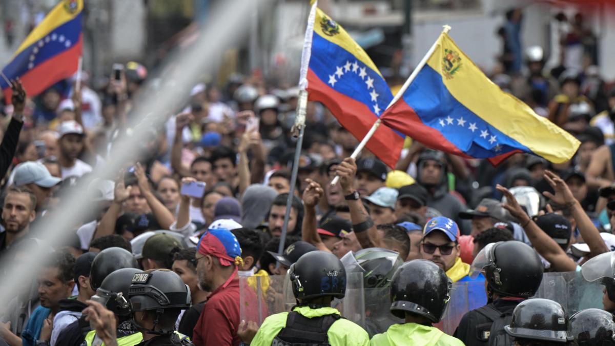 Seis menores detenidos tras elecciones de Venezuela serán juzgados 'sin beneficios', según ONG