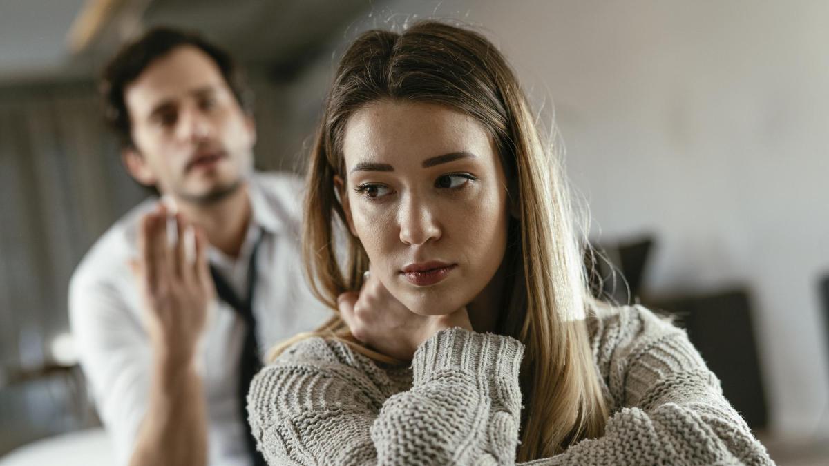 ¿Qué significa que su pareja no lo mire a los ojos cuando hablan?