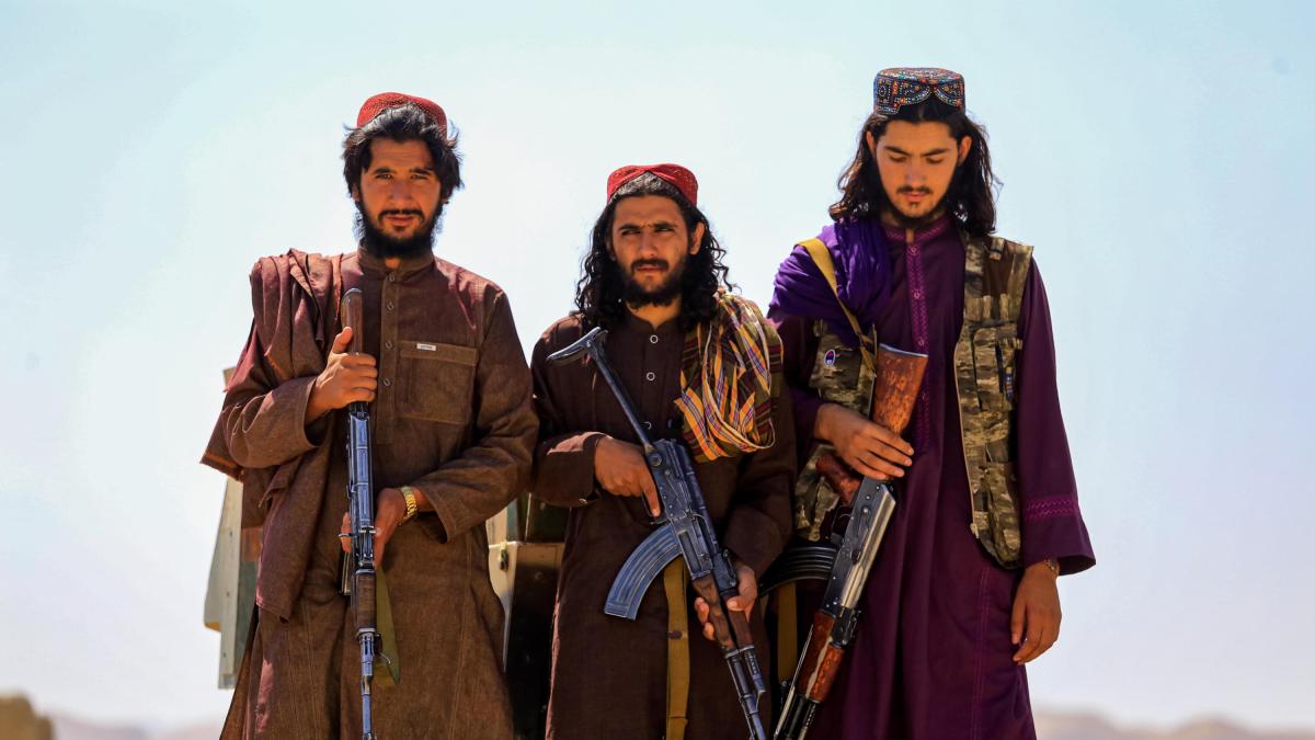 Talibanes atacaron "insurgentes" en Pakistán como respuesta al bombardeo en Afganistán