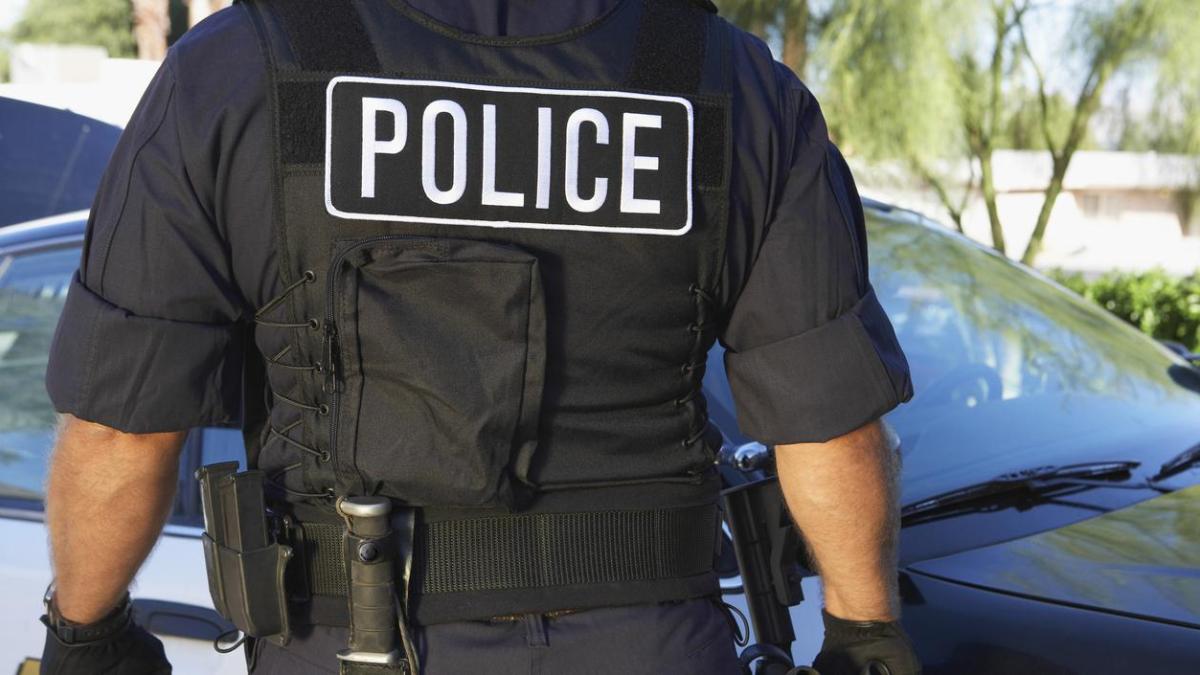 Si me frena la policía en EE. UU., ¿estoy obligado a bajar la ventana del auto?