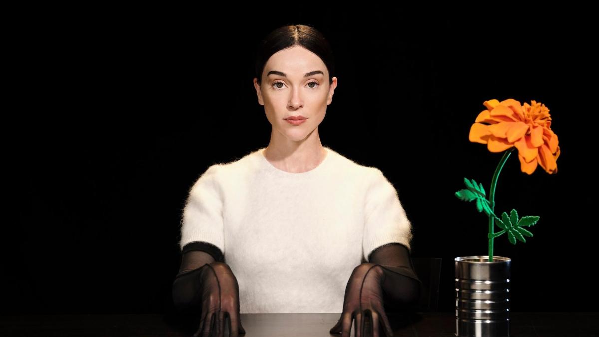 El nuevo álbum de St. Vincent enseña que ‘todos nacimos gritando’: la artista da detalles de su discografía y proyectos