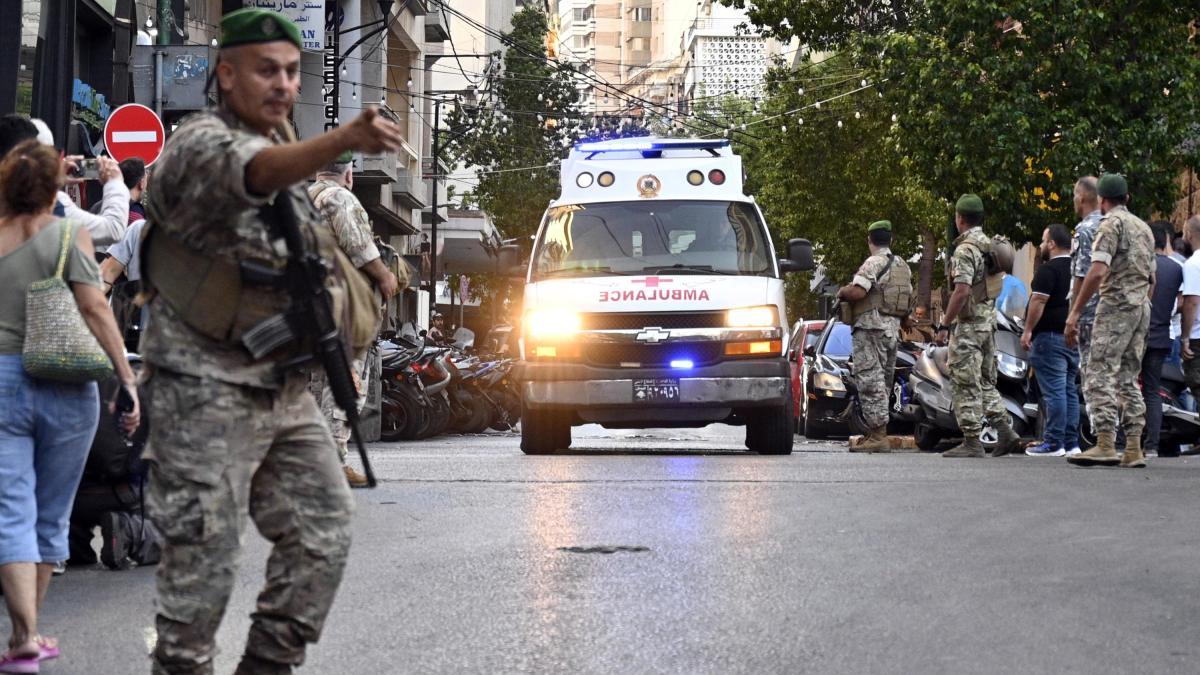 Walkie-talkies de Hezbolá explotan en suburbios de Beirut, la capital de Líbano, un día después de explosión masiva de bíperes