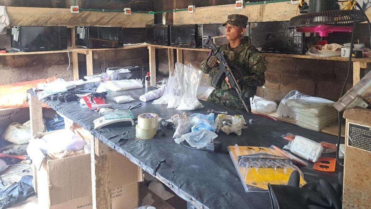 Ejército desmanteló laboratorio de cocaína con capacidad de producción de 3.600 kilos mensuales avaluados en 10 millones de dólares, en Río de Oro (Cesar)