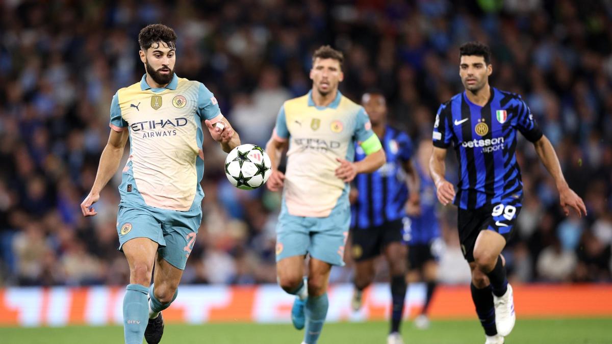 La camiseta del Manchester City en honor a la banda Oasis que genera rechazo en redes: 'Parece un peto'