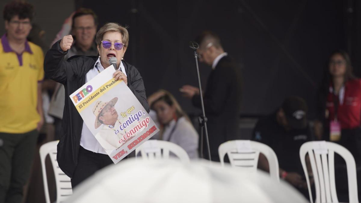 'El golpe blando está actuando así a algunos les parezca ridículo': aseguró la ministra de Trabajo, Gloria Ramírez, en la Plaza de Bolívar