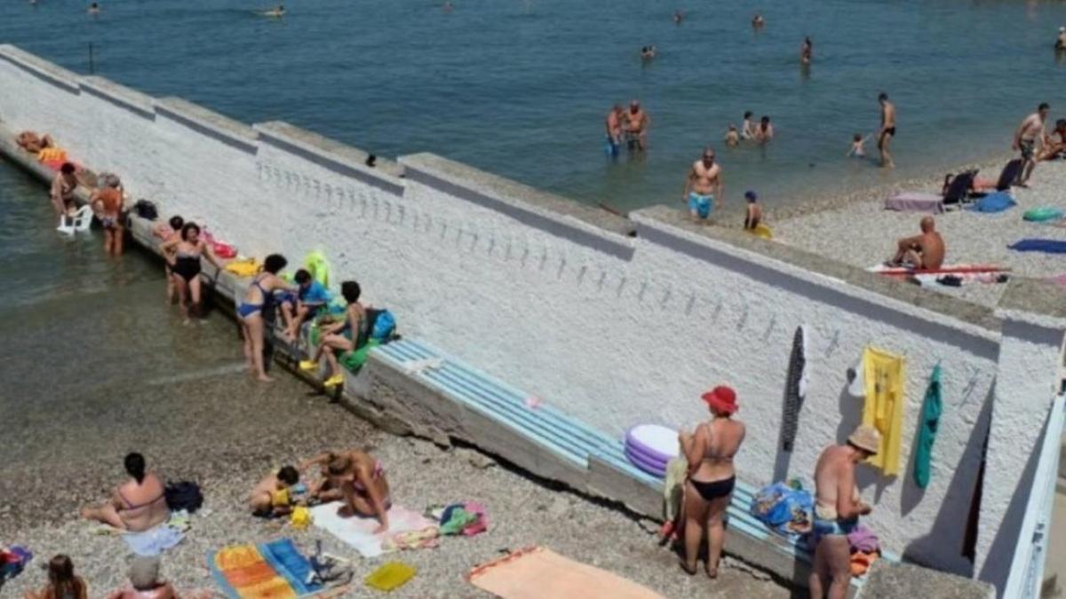 Esta es la playa que tiene un muro para dividir a mujeres y a hombres: esta es la razón