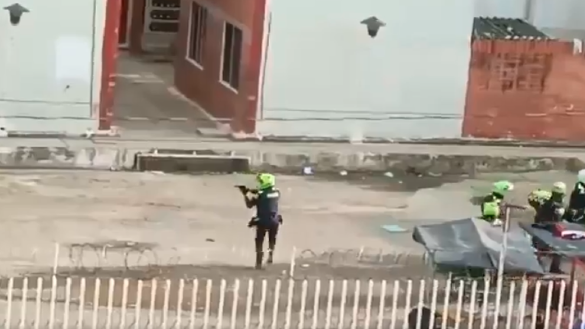 Impactante video: fuerte enfrentamiento a tiros entre Policía y comunidad durante operativo de captura en Barranquilla