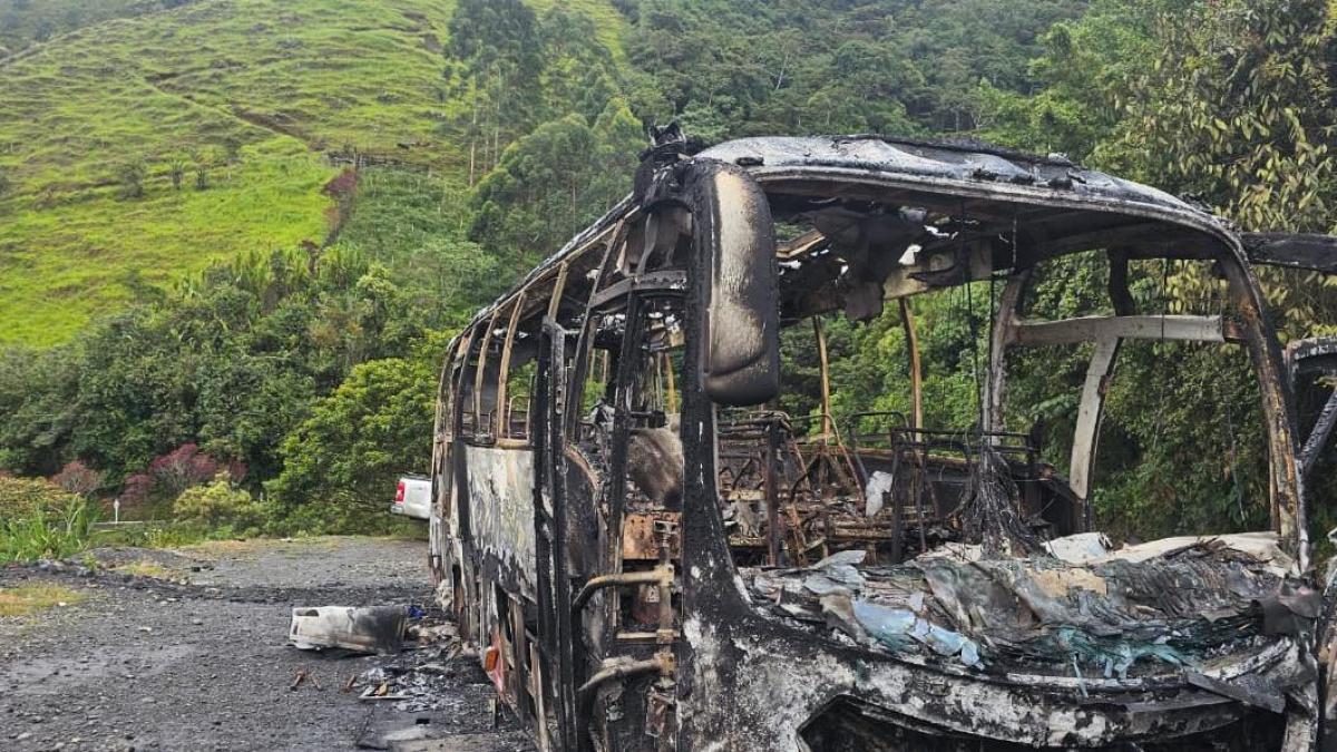 Delincuentes le prendieron fuego a un bus de servicio público en la vía Quibdó - Medellín