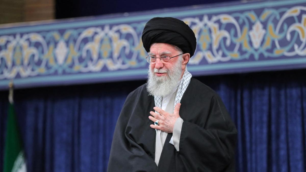 El líder supremo de Irán afirma que sus aliados 'no retrocederán' ante Israel y señala que el ataque con misiles fue una operación 'totalmente legítima'