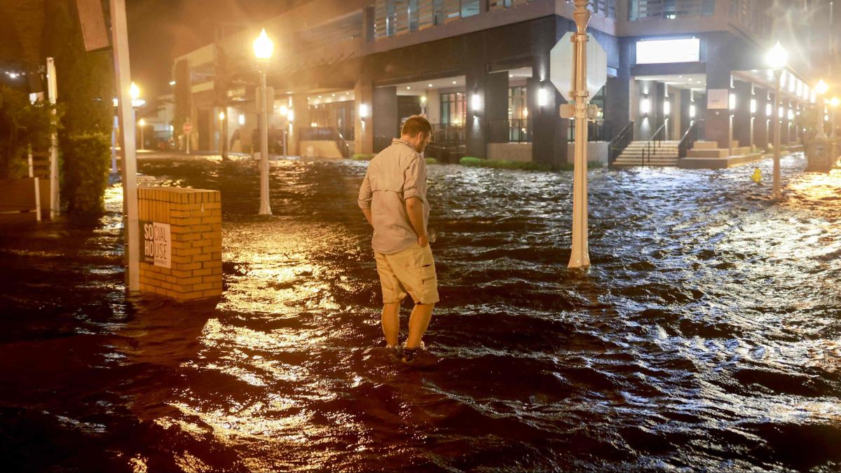 Marejadas, inundaciones, tornados y muertes: los videos de la larga madrugada de este 10 de octubre por el paso del huracán Milton en Florida