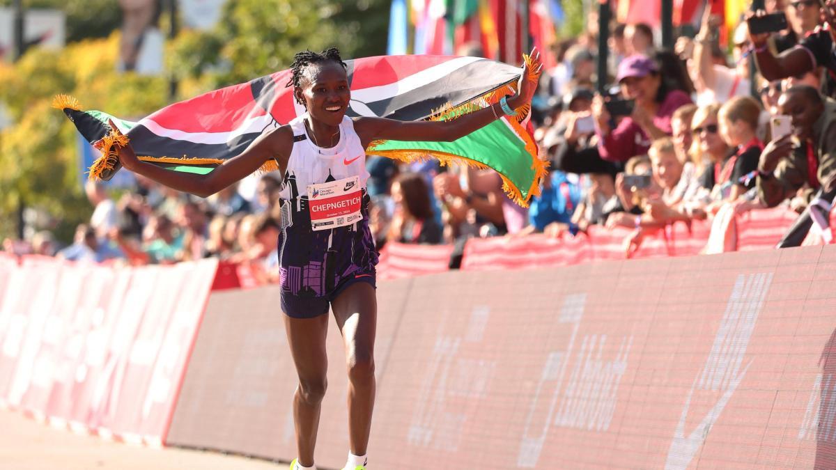 Ruth Chepngetich pulverizó todos los tiempos en el Maratón de Chicago: batió récord mundial para entrar en la historia