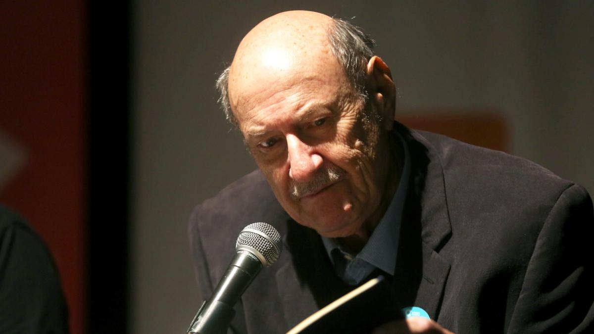 Murió el escritor chileno Antonio Skármeta, autor de la adaptación cinematográfica 'El cartero de Neruda'