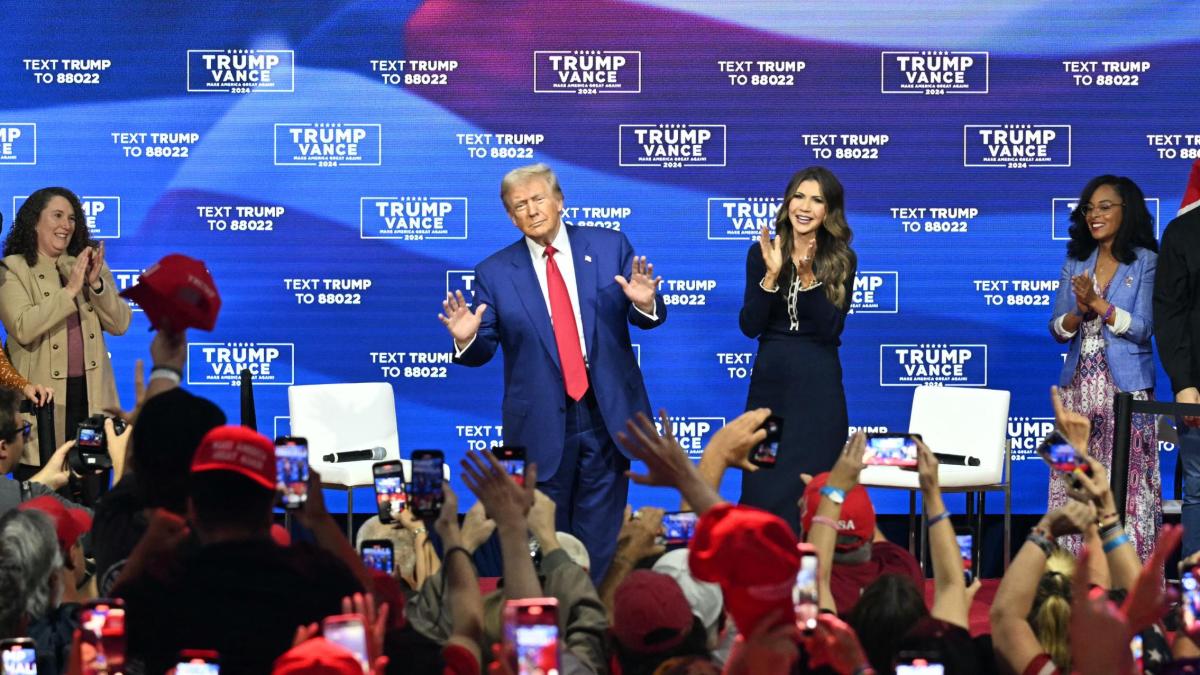 Kamala Harris cuestiona la salud mental de Donald Trump tras acto electoral del expresidente que se convirtió en show de música y baile: ¿qué pasó?