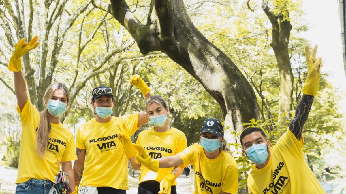 La técnica de hacer ejercicio y recoger residuos que toma fuerza en Medellín 