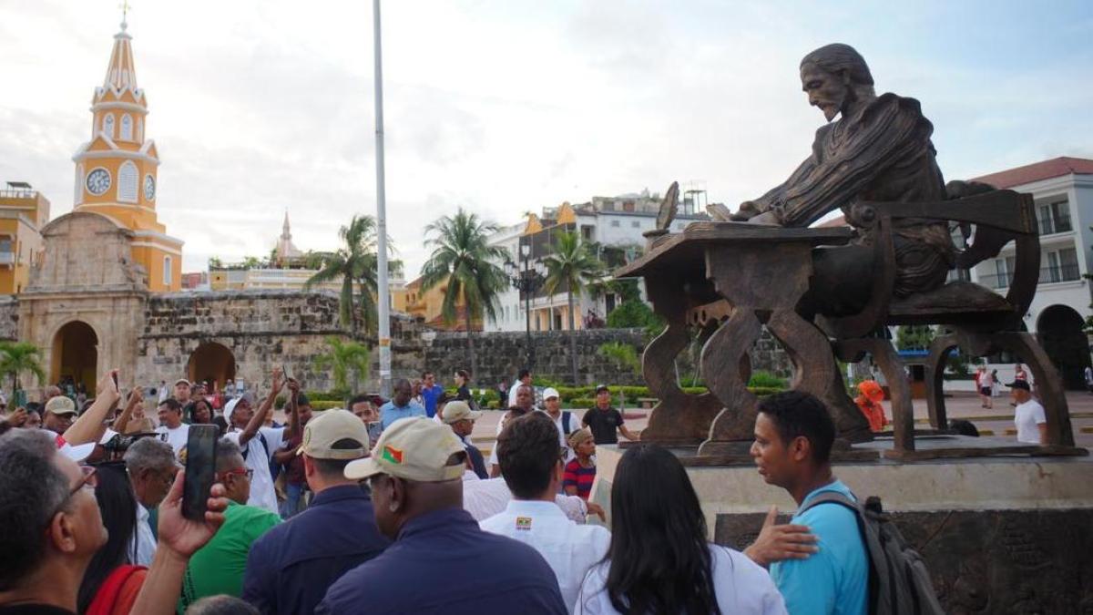 La escultura de Miguel de Cervantes vuelve a brillar en Cartagena: jamás le volverán a robar su plumilla