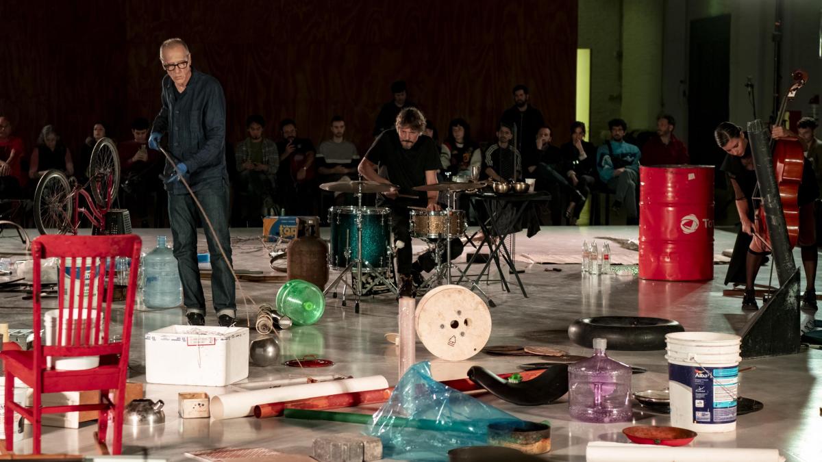 Christian Marclay, el artista que le saca música a la basura