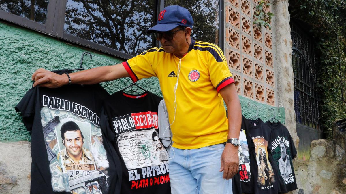¿En qué va el proyecto de ley que busca prohibir la venta de artículos alusivos a Pablo Escobar y a otros narcos?