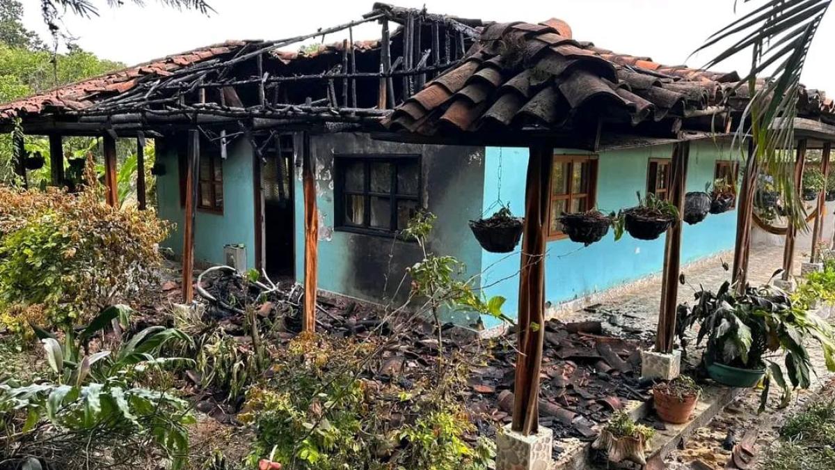 Así quedó la vivienda del director nacional de la Unidad de Restitución de Tierras tras ser incinerada: su hijo logró salir a tiempo