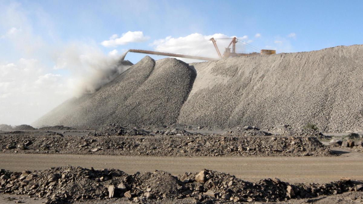 Desarrollo de tecnología y una disputa con China, las razones de Estados Unidos para explotar minerales en Ucrania