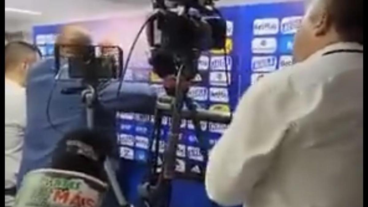 No solo los jugadores: fuerte cruce entre periodistas en la zona mixta al final de la derrota de Colombia con Ecuador; video