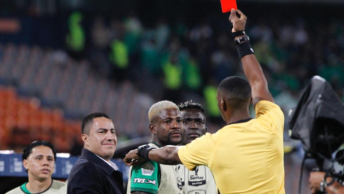 Video | Otra polémica de Efraín Juárez, técnico de Nacional: acabó expulsado luego del segundo gol de su equipo contra Santa Fe en Medellín