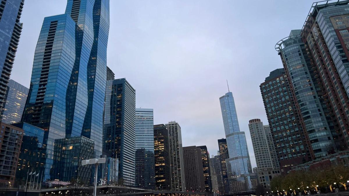 Trump promete llevar su ofensiva federal contra el crimen a Chicago y Nueva York, mientras la Guardia Nacional pronto portará armas en Washington