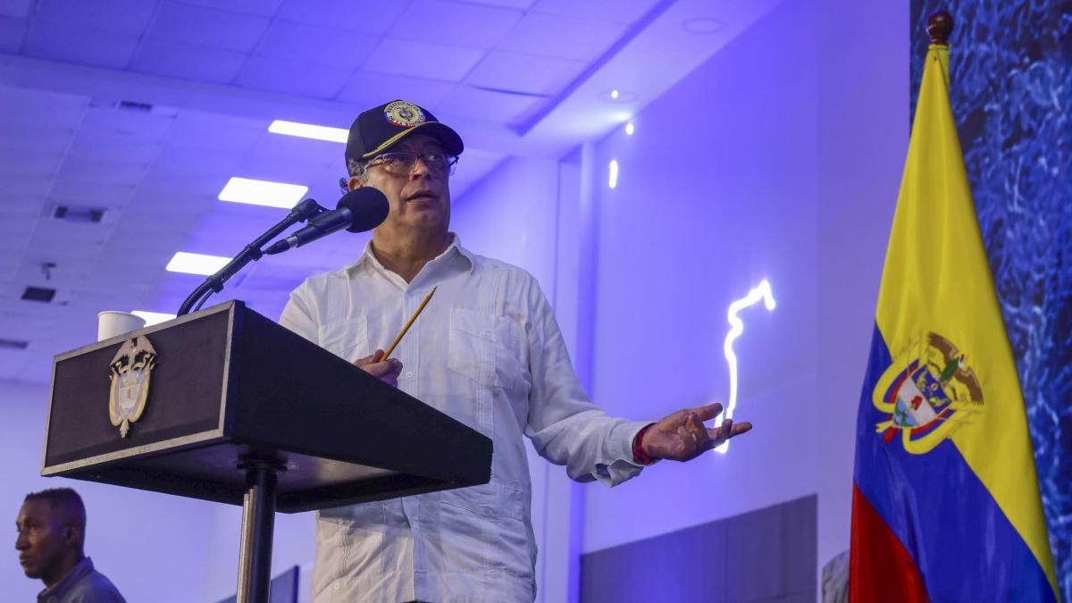 Presidente Petro defiende aumento del salario mínimo: ‘Busco reactivar la economía’