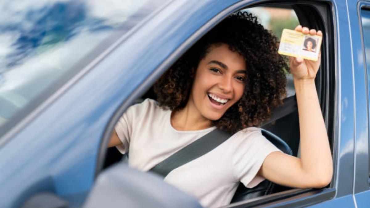 ¿Quiénes pueden renovar su licencia de conducir en California sin examen teórico? Esto dice el DMV