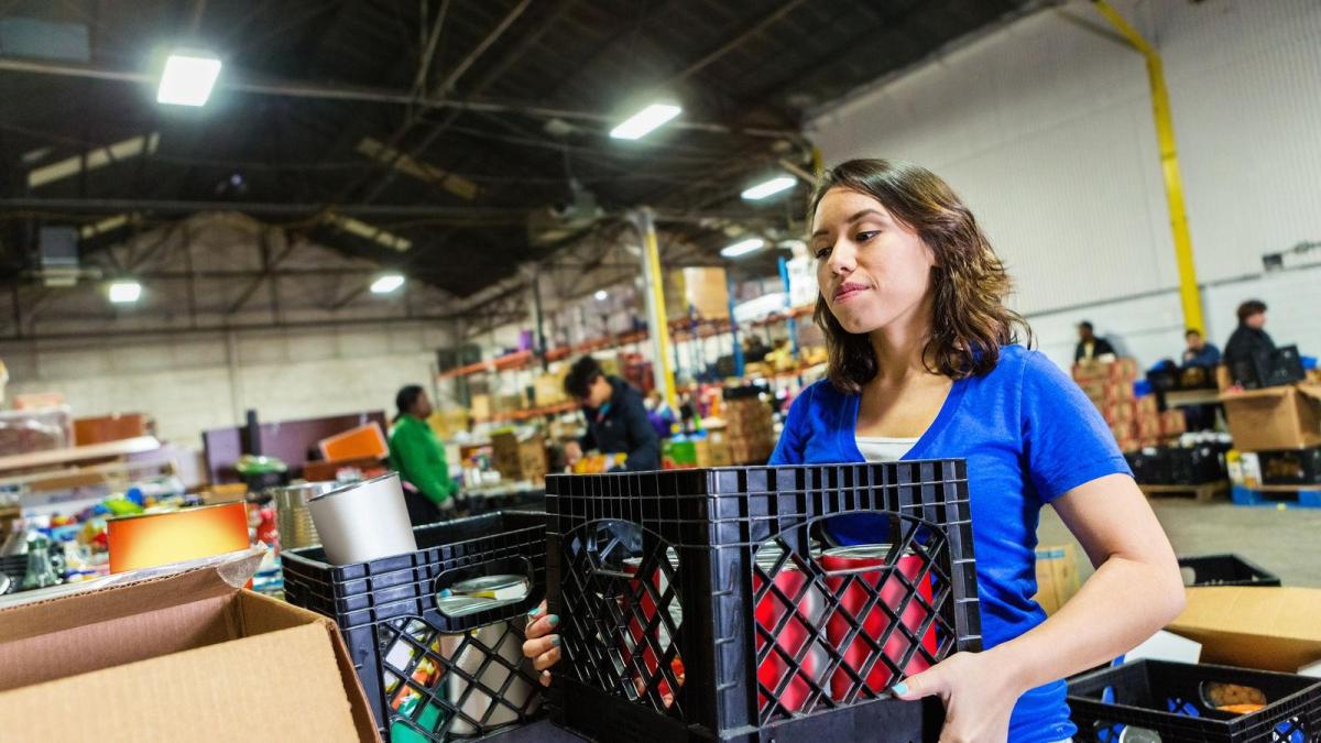¿Cómo obtener comida gratis en California? Los puntos donde dan despensas en mayo