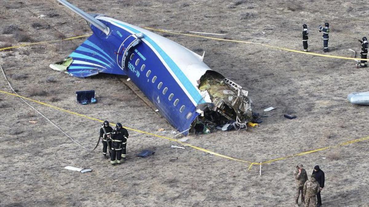Así quedó el avión que se estrelló en Kazajistán: videos muestran el intenso operativo de rescate