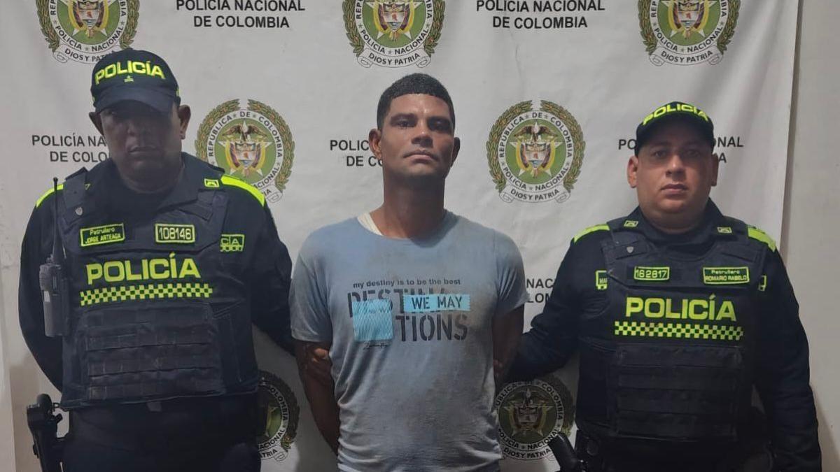 Pánico en Atlántico por sujeto que atentó contra dos policías: uniformados lograron reducirlo