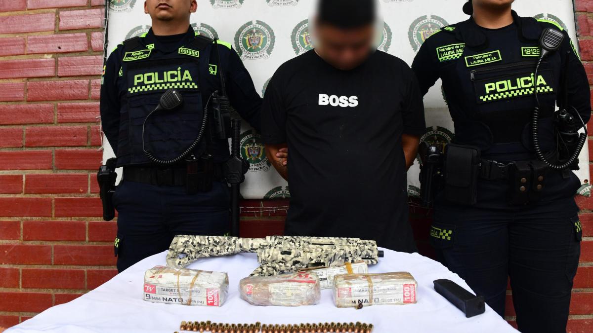 Subfusiles con camuflaje y armas artesanales entre las 893 armas incautadas en Medellín en 2024