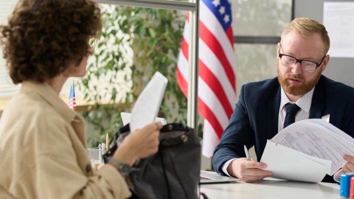 Estos solicitantes están exentos de hacer el examen de inglés de la ciudadanía, dice Uscis