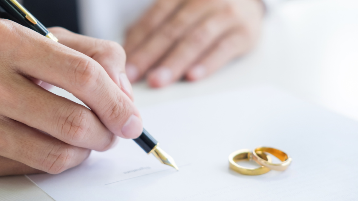 ¿Qué sucede si un inmigrante se casa con un ciudadano estadounidense y luego se divorcia?