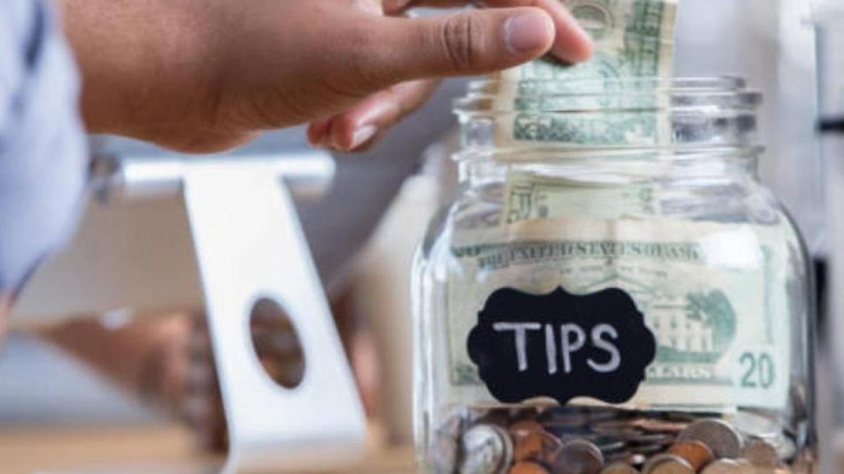 Si recibo propinas, ¿me corresponde cobrar el salario mínimo en Arizona? Esto dice la ley
